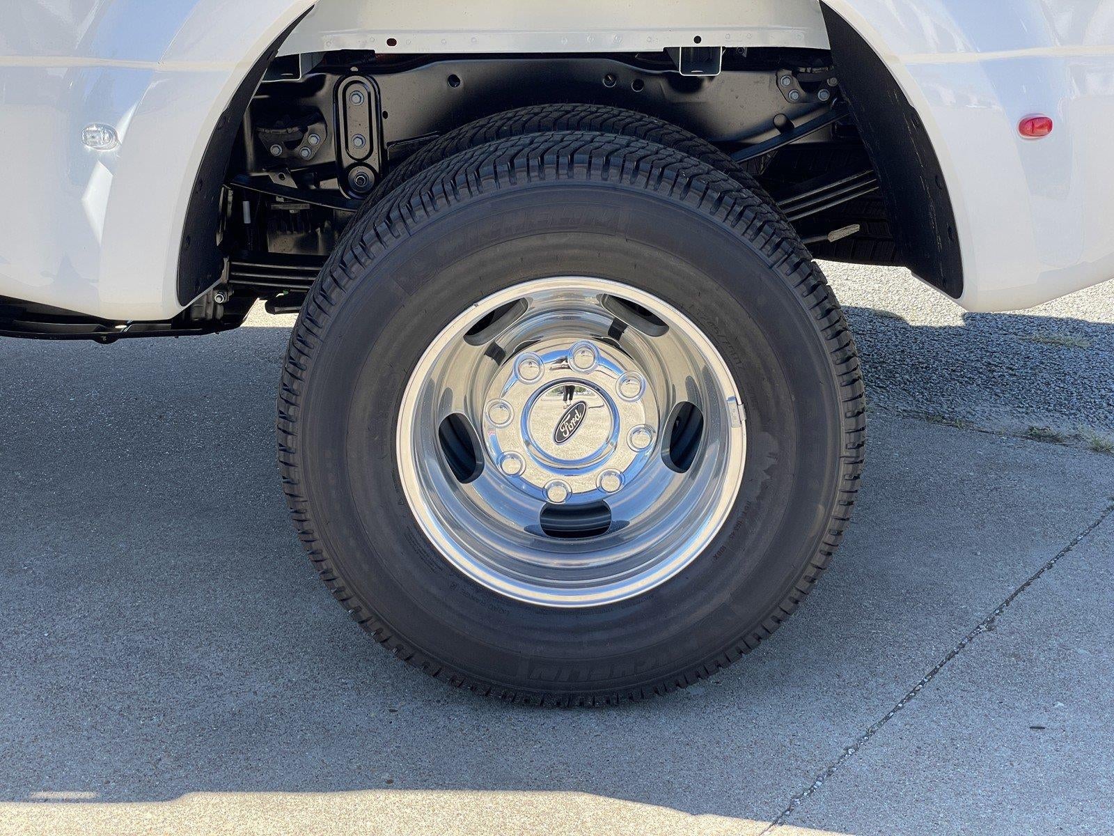 2027 Ford Super Duty F-350 DRW LARIAT