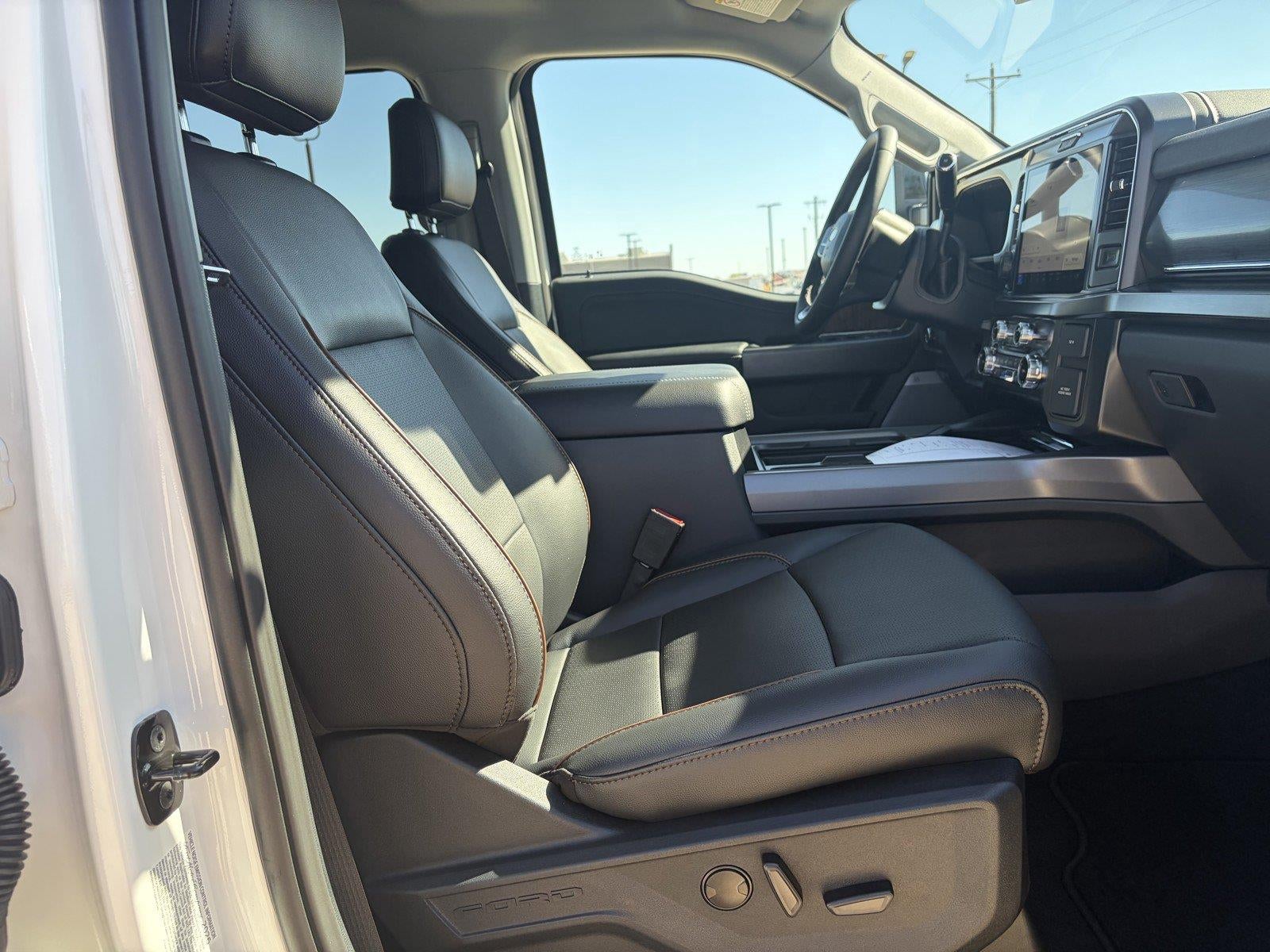 2027 Ford Super Duty F-350 DRW LARIAT