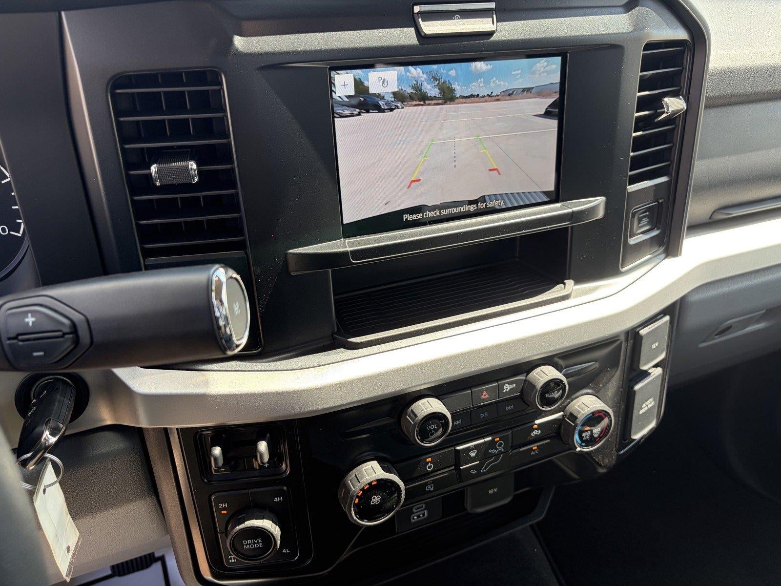 2027 Ford Super Duty F-350 SRW XLT