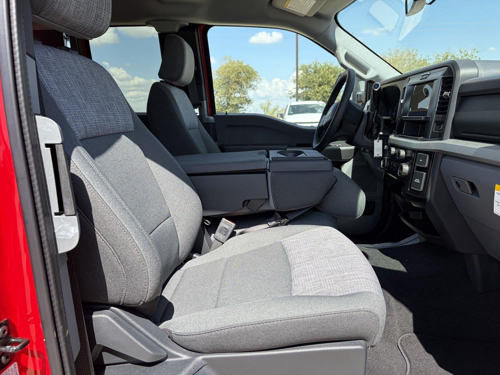 2027 Ford Super Duty F-350 SRW XLT