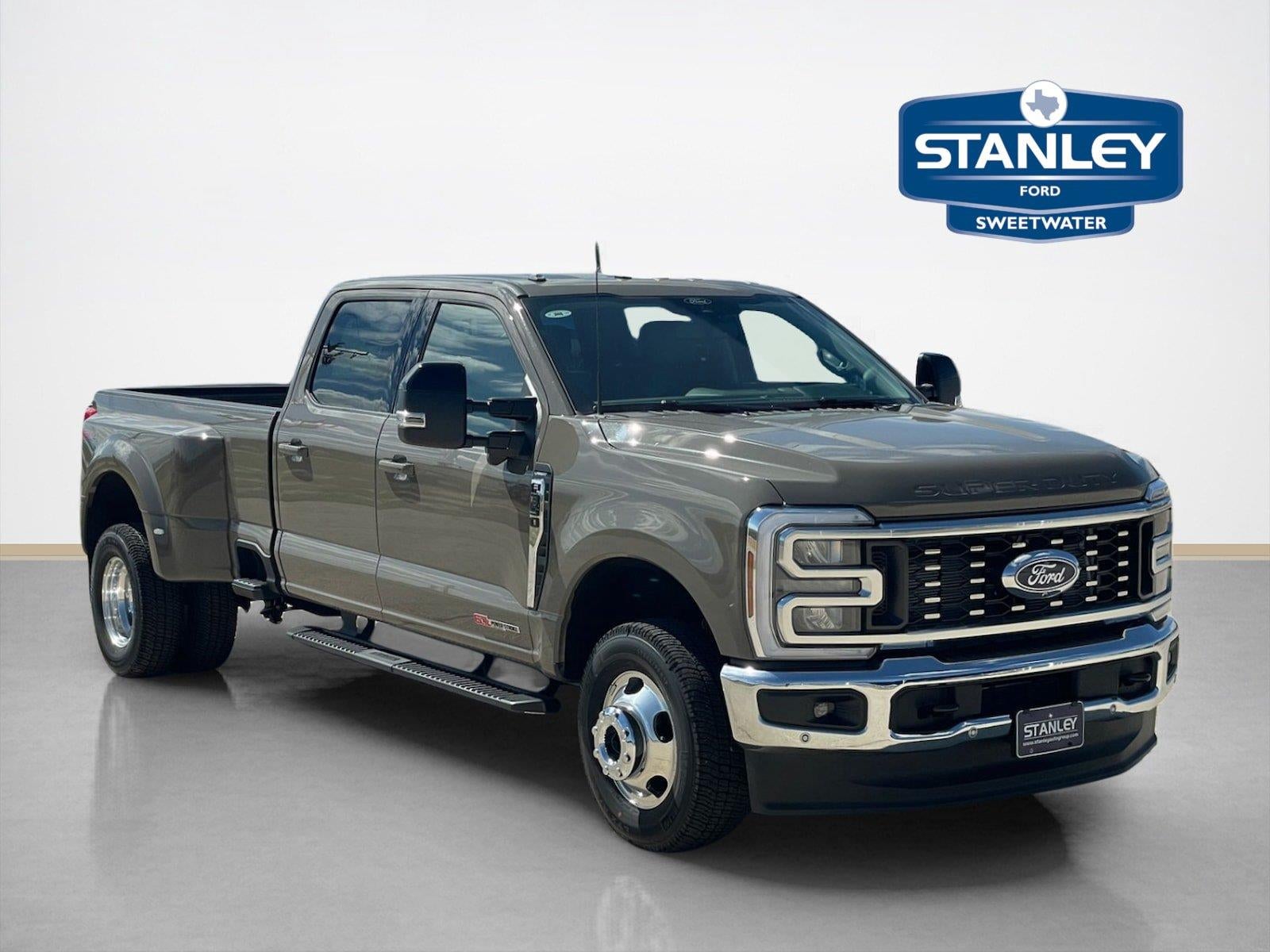 2027 Ford Super Duty F-350 DRW LARIAT