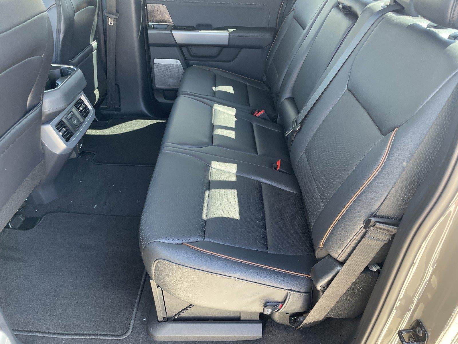 2027 Ford Super Duty F-350 DRW LARIAT