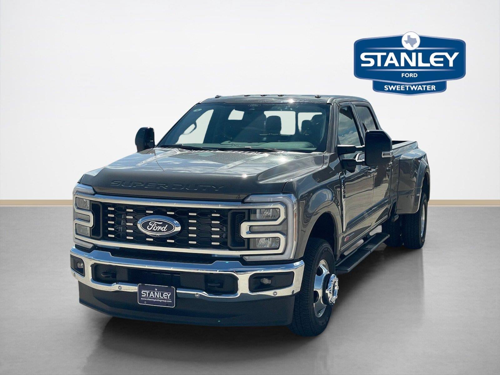 2027 Ford Super Duty F-350 DRW LARIAT