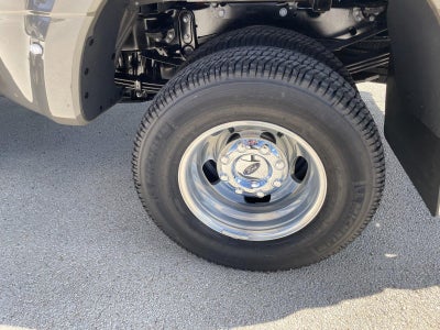 2027 Ford Super Duty F-350 DRW LARIAT