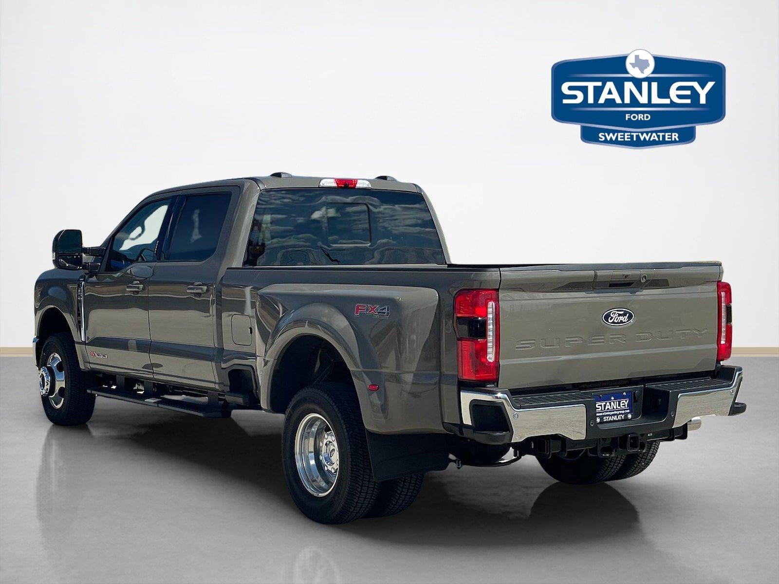 2027 Ford Super Duty F-350 DRW LARIAT