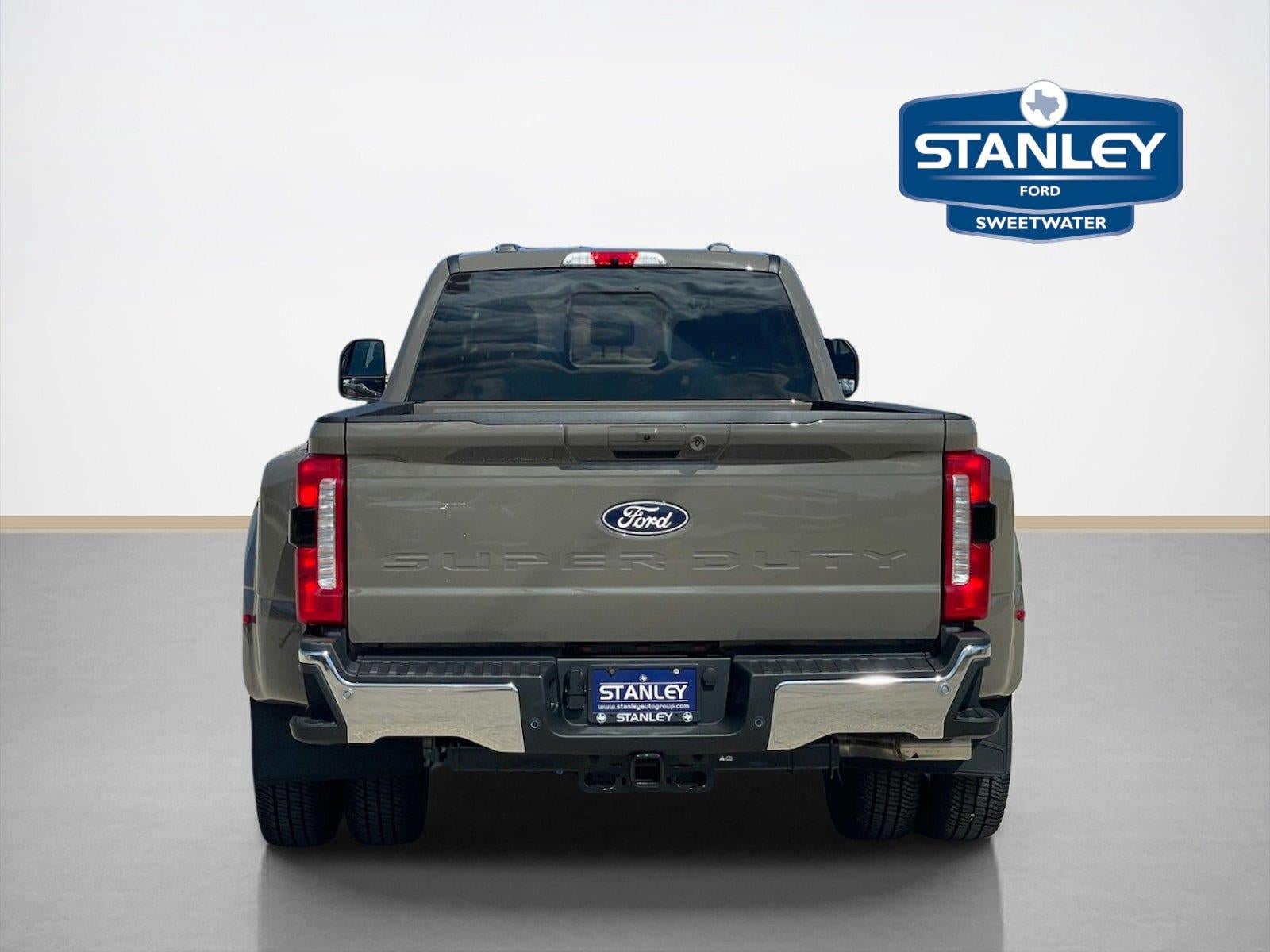 2027 Ford Super Duty F-350 DRW LARIAT