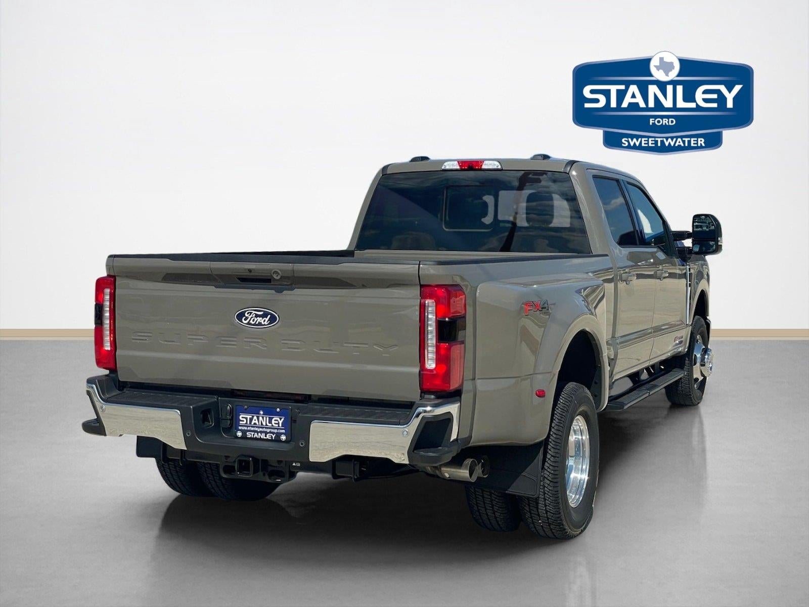 2027 Ford Super Duty F-350 DRW LARIAT
