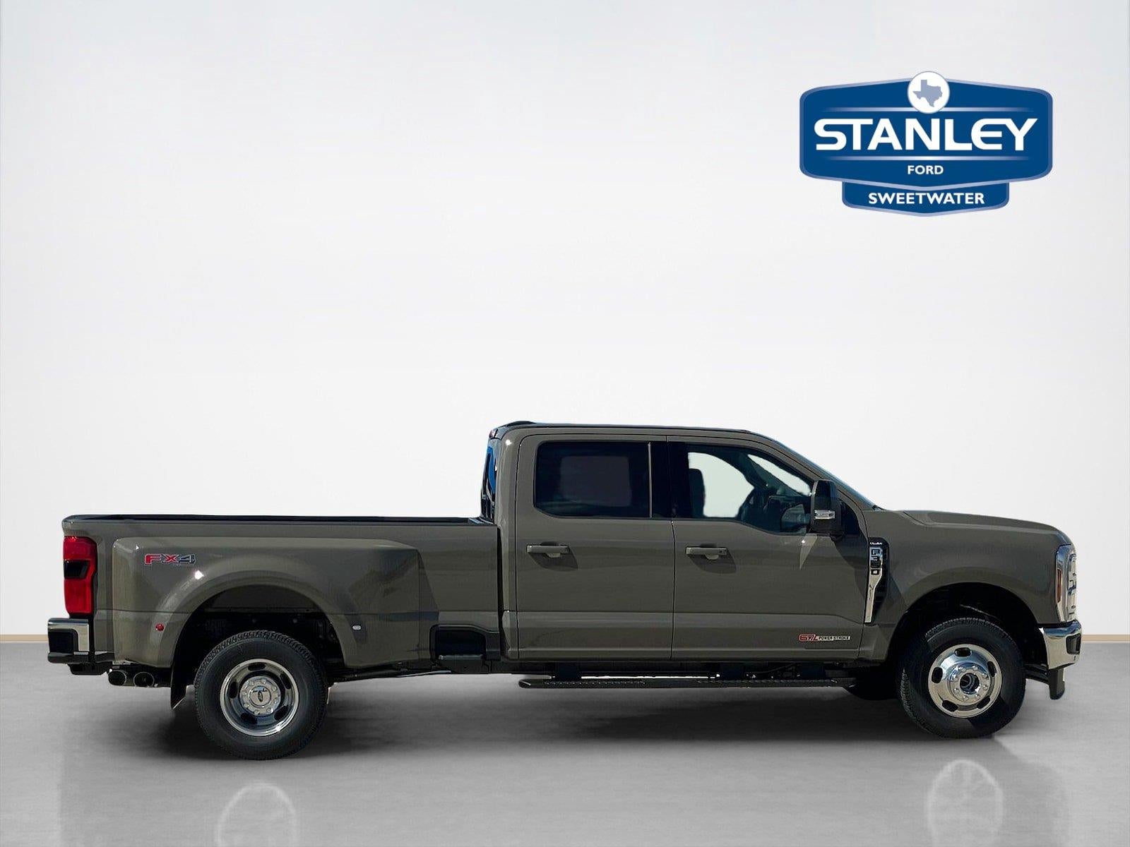 2027 Ford Super Duty F-350 DRW LARIAT