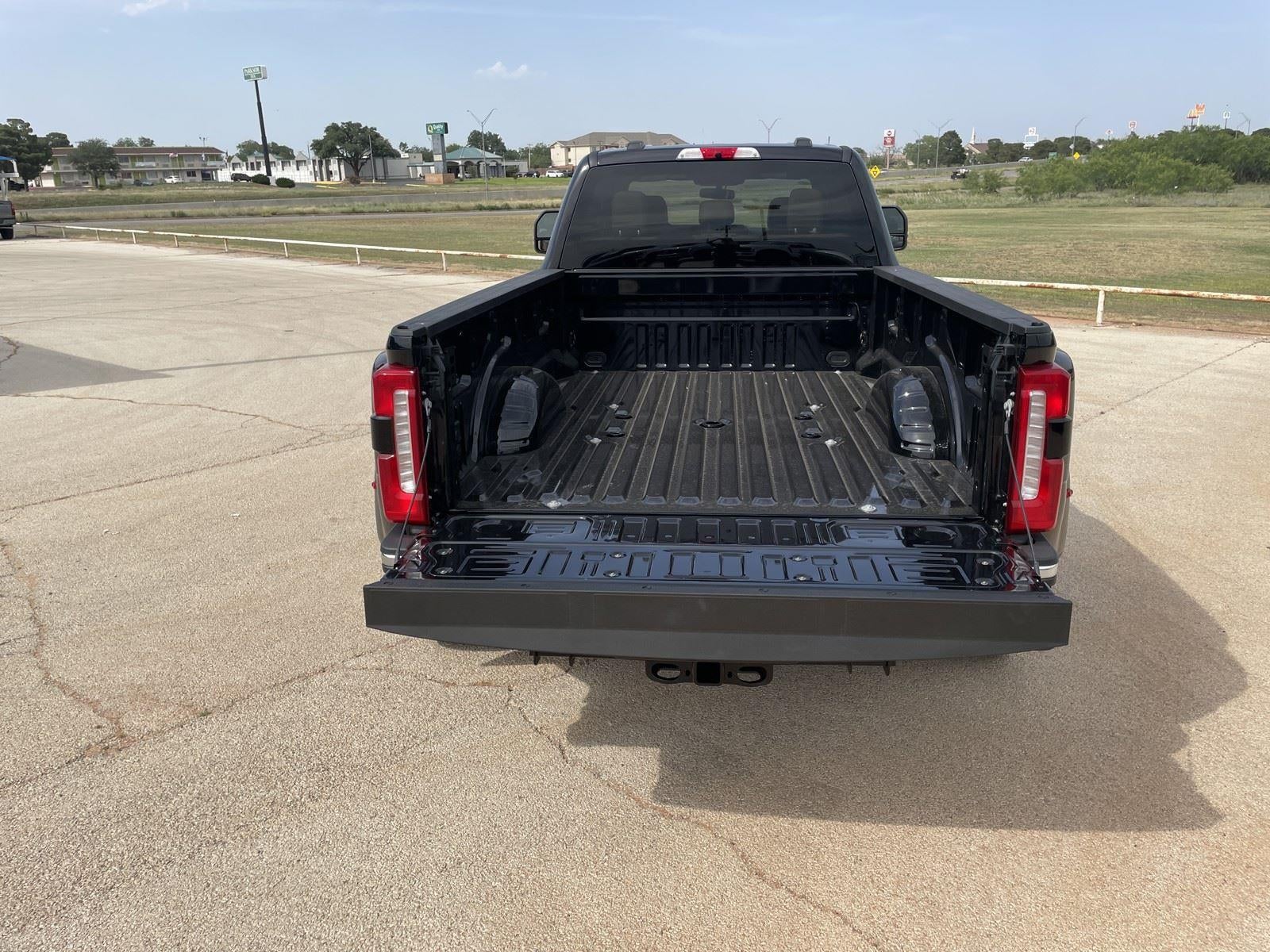 2026 Ford Super Duty F-350 DRW LARIAT