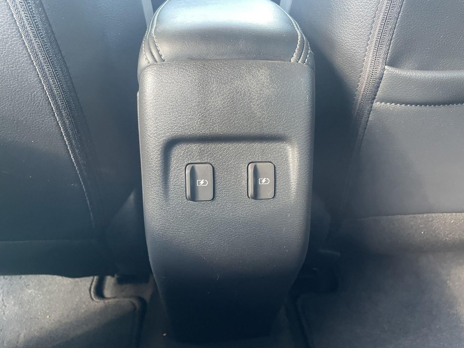 2022 Nissan Kicks SR