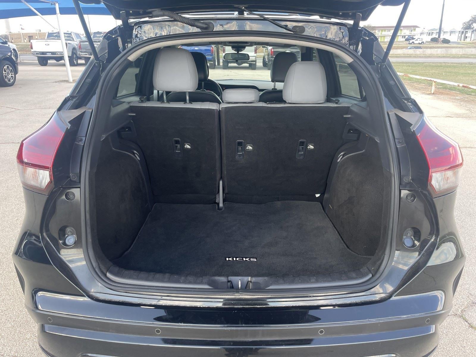 2022 Nissan Kicks SR