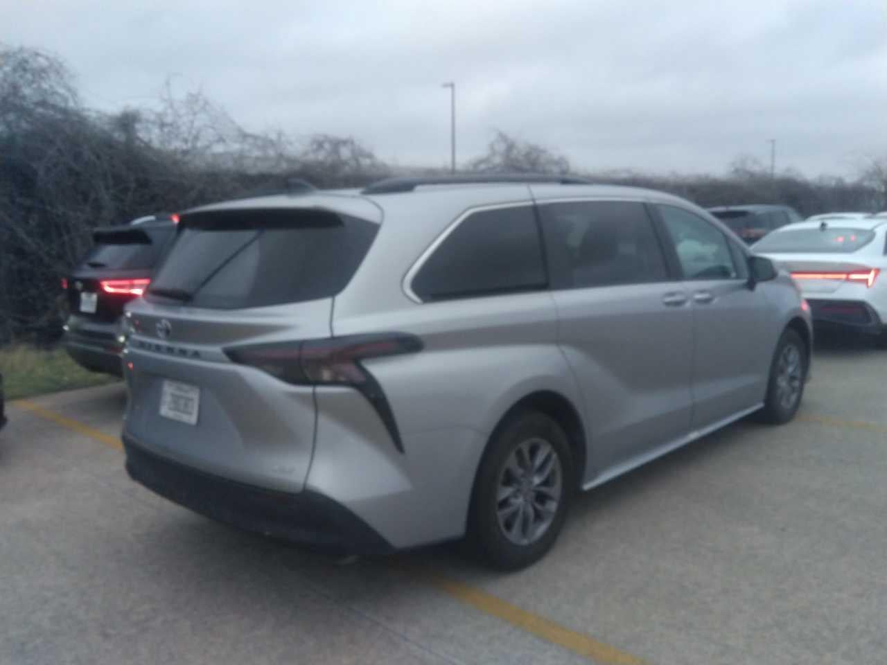 2025 Toyota SIENNA XLE FWD 7-PASSENGER