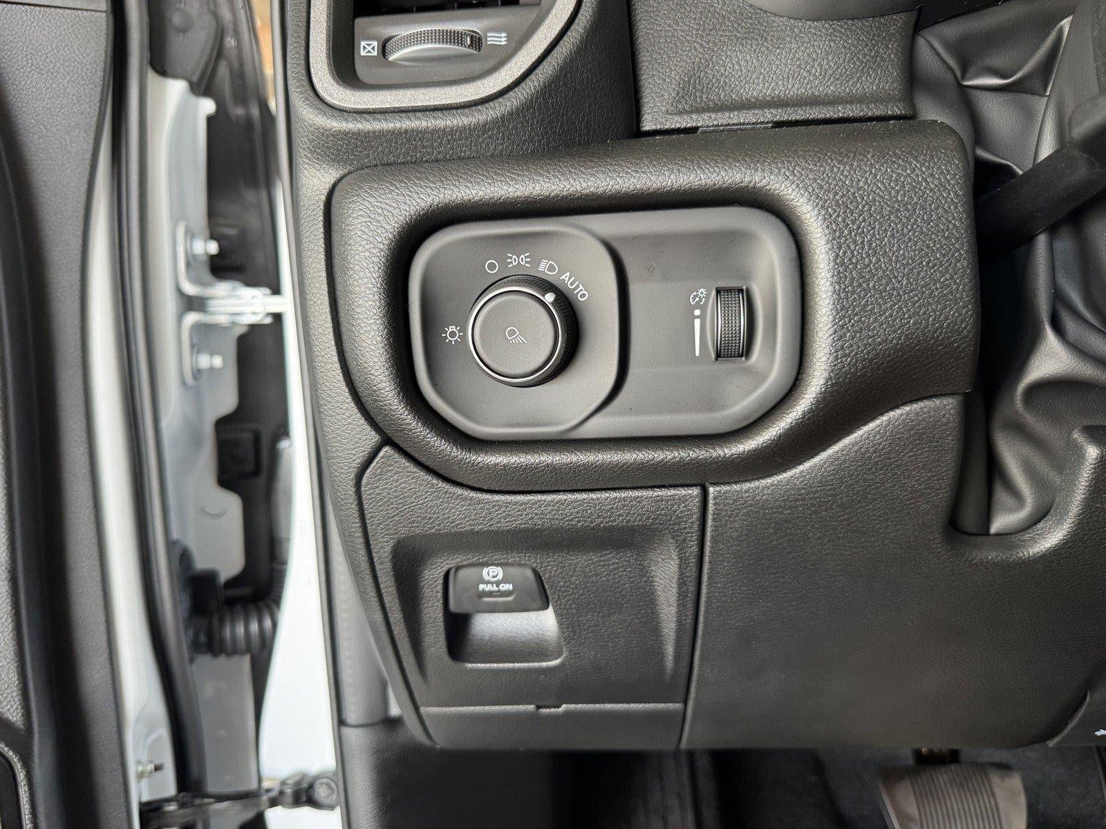 2026 RAM 1500 RAM 1500 TRADESMAN CREW CAB 4X4 5'7' BOX