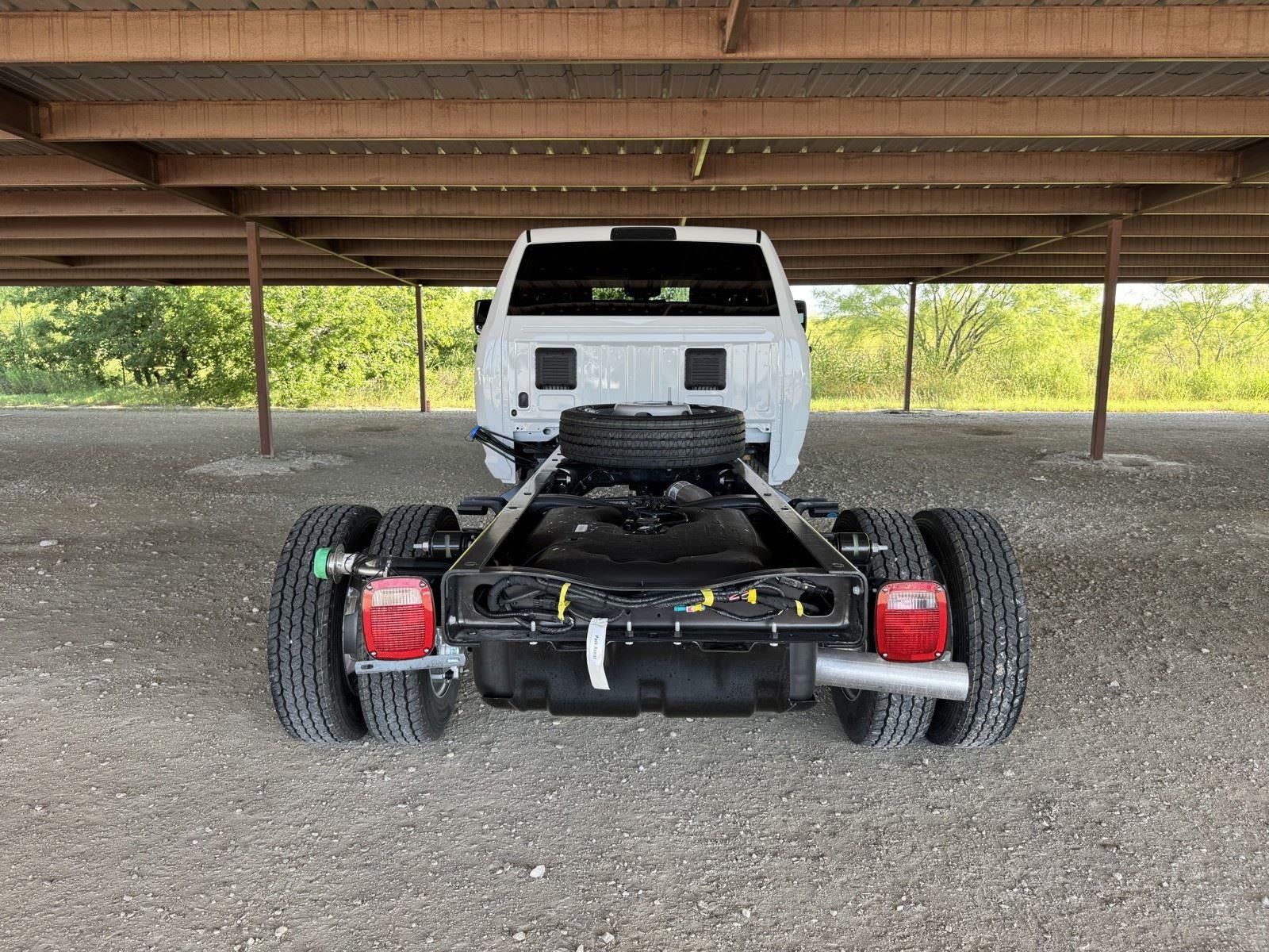 2026 RAM Ram 5500 Chassis Cab RAM 5500 TRADESMAN CHASSIS CREW CAB 4X4 84' CA