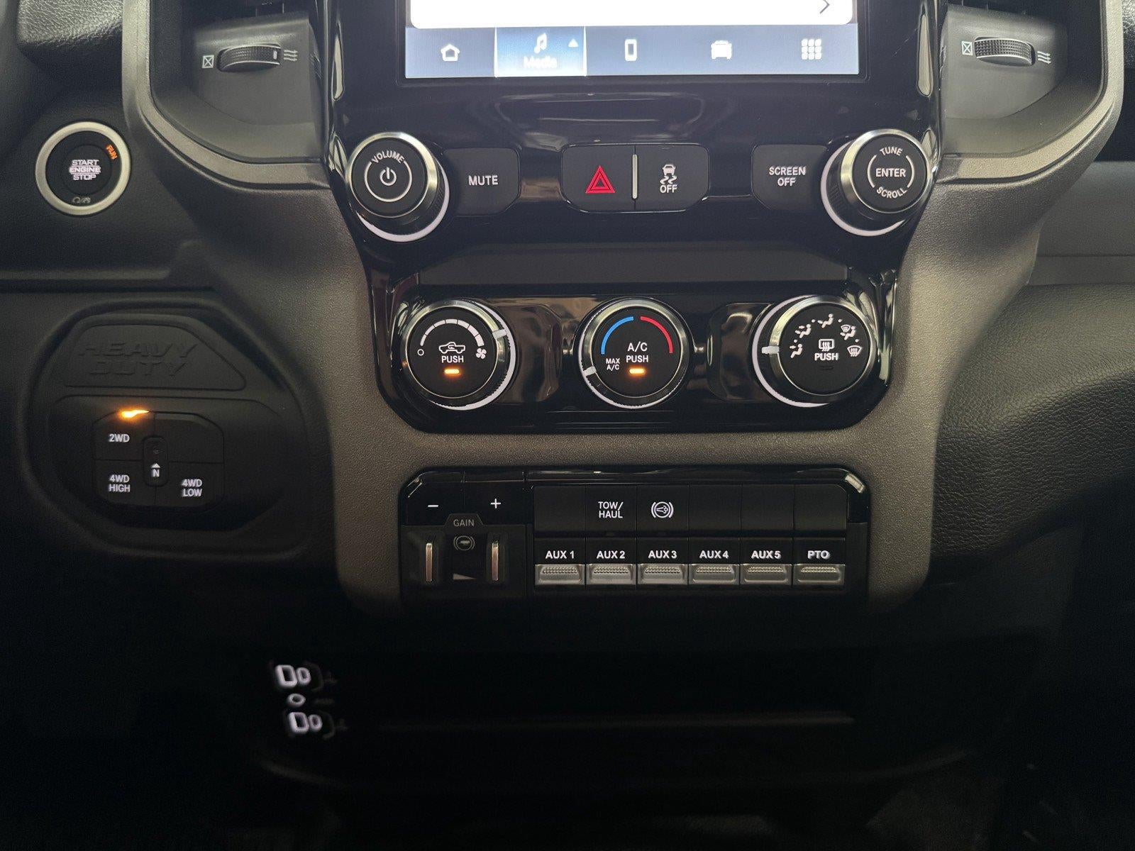 2026 RAM 5500 Chassis RAM 5500 TRADESMAN CHASSIS CREW CAB 4X4 84' CA