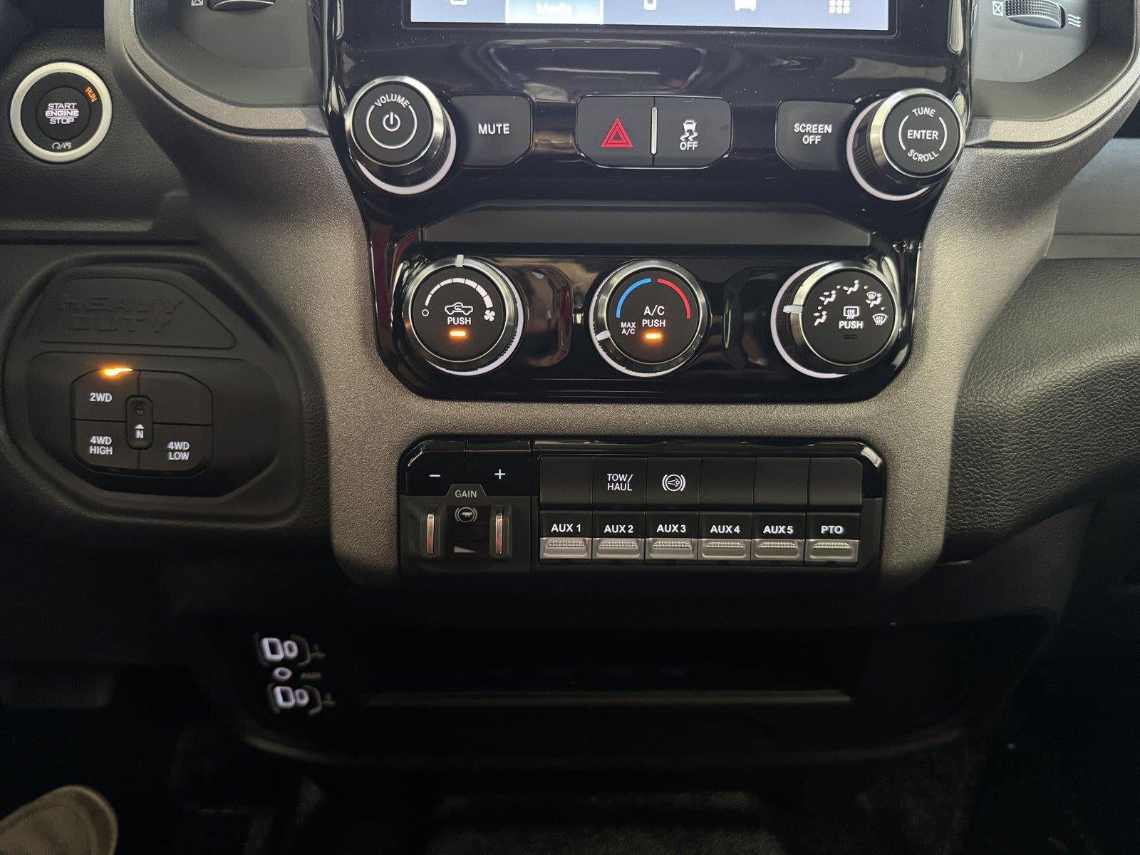 2026 RAM Ram 5500 Chassis Cab RAM 5500 TRADESMAN CHASSIS CREW CAB 4X4 84' CA