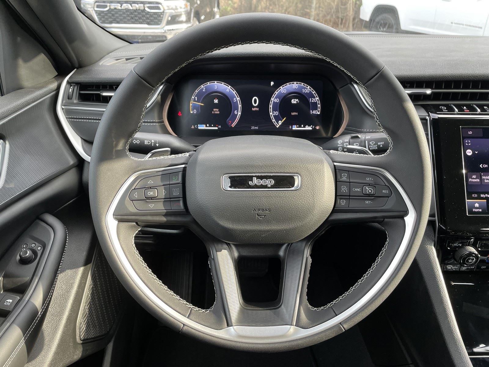 2025 Jeep Grand Cherokee GRAND CHEROKEE LAREDO 4X2