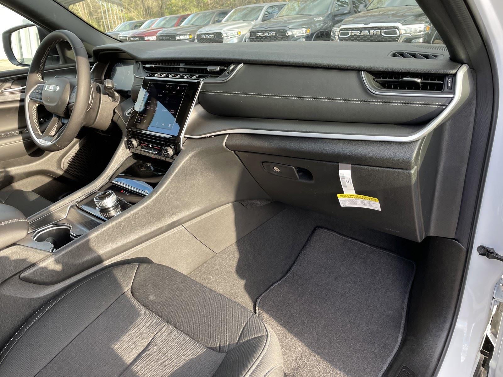 2025 Jeep Grand Cherokee GRAND CHEROKEE LAREDO 4X2